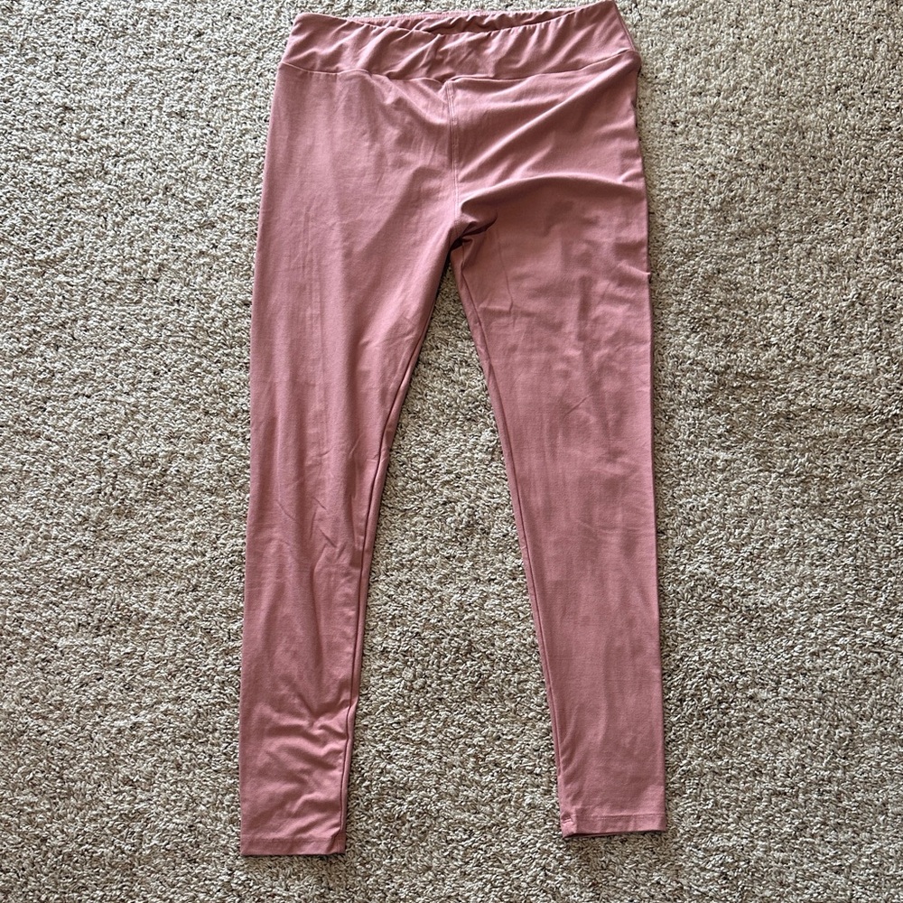 Women’s salmon color leggings